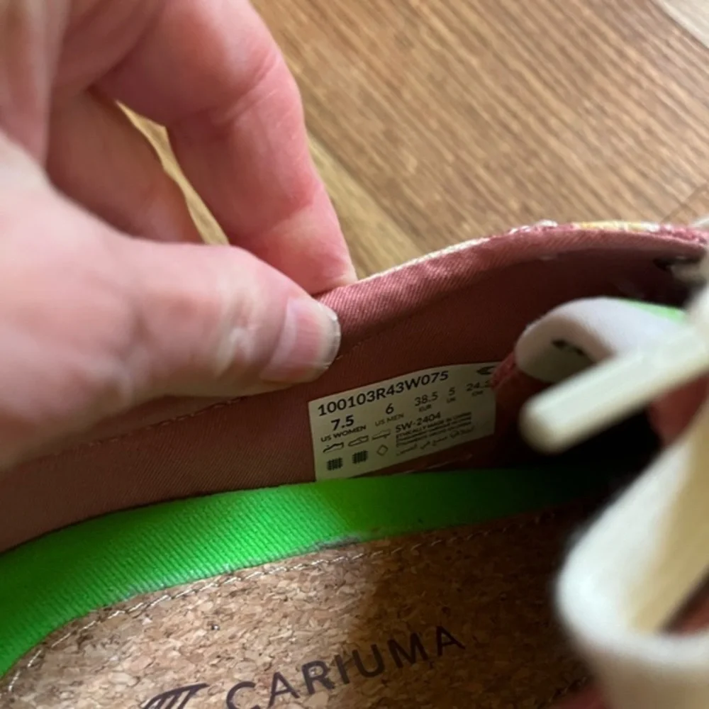 Cariuma love floral